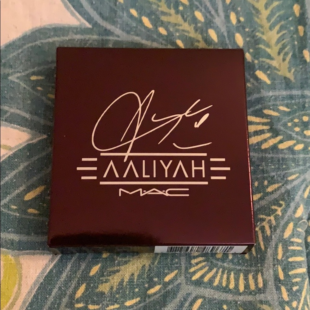 MAC COSMETICS AALIYAH “AGE AINT NOTHING” PALETTE